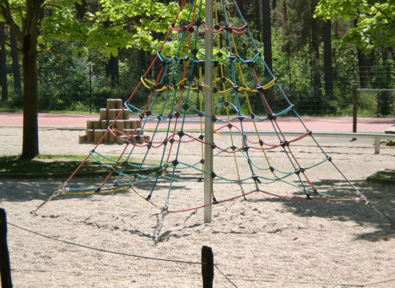 Kletternetz auf dem Schulhof